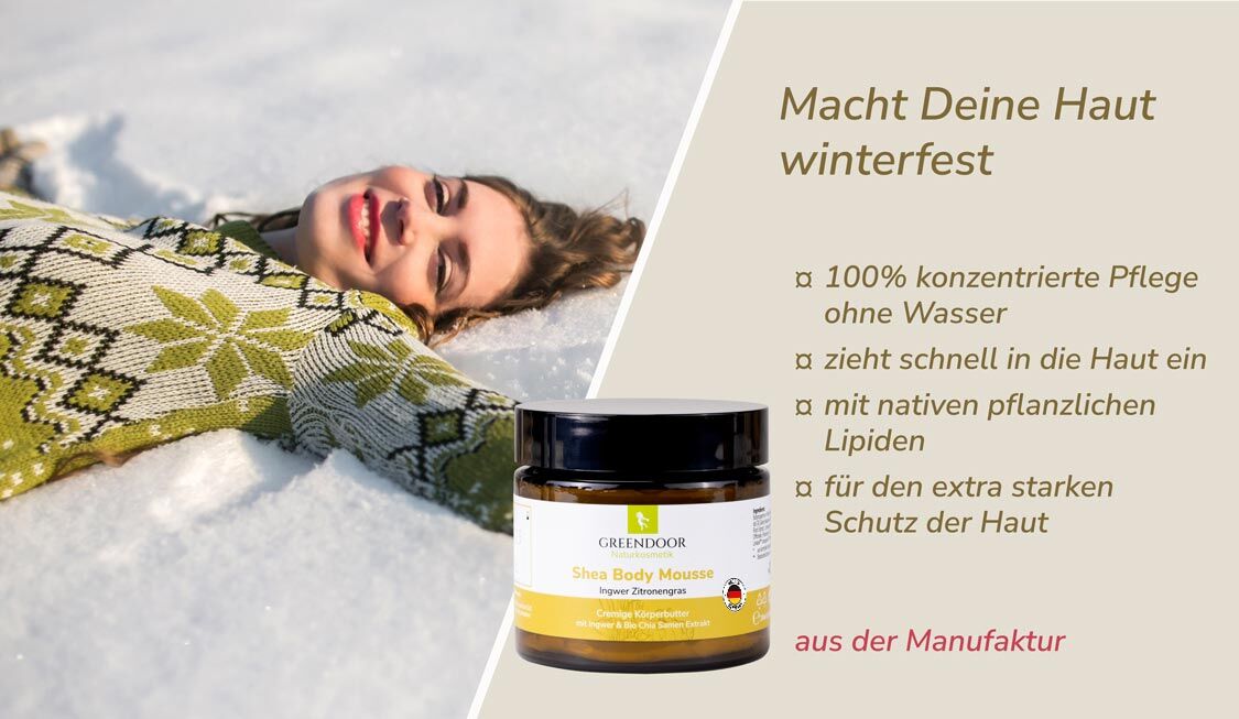 Shea Body Mousse Ingwer Zitronengras Junge glückliche Frau liegt im Schnee, daneben Greendoor Bodymousse plus Aussage Macht Deine Haut winterfest