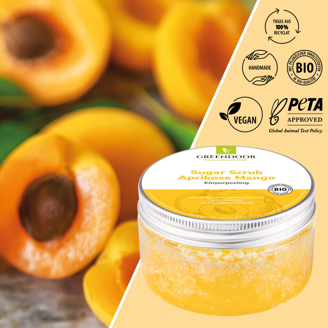 links ganze und aufgeschnittene Aprikosen, rechts ein Tiegel mit Greendoor Sugar Scrub Aprikose Mango sowie Siegeln Handmade, mit Bio Zutaten, Vegan und Peta approved