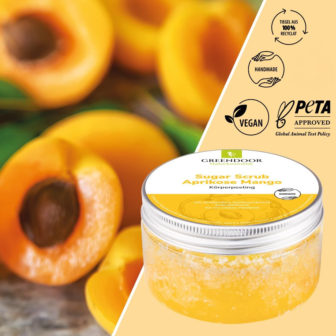 Sugar Scrub Aprikose Mango links ganze und aufgeschnittene Aprikosen, rechts ein Tiegel mit Greendoor Sugar Scrub Aprikose Mango sowie Siegeln Handmade, mit Bio Zutaten, Vegan und Peta approved