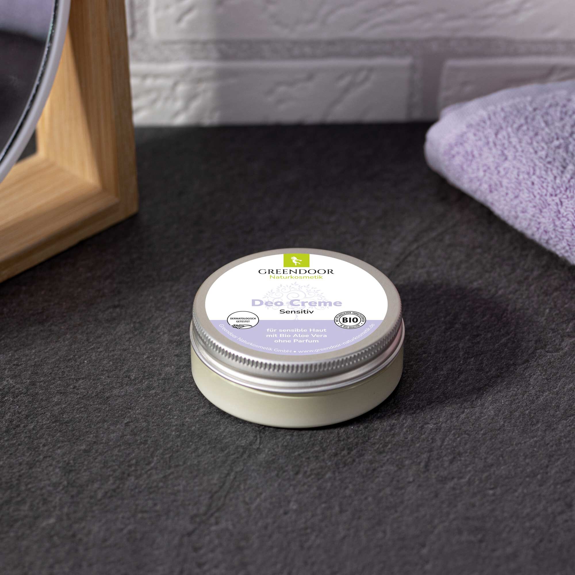 Greendoor Bio Deo Creme Sensitiv im Badezimmer auf grauem Untergrund