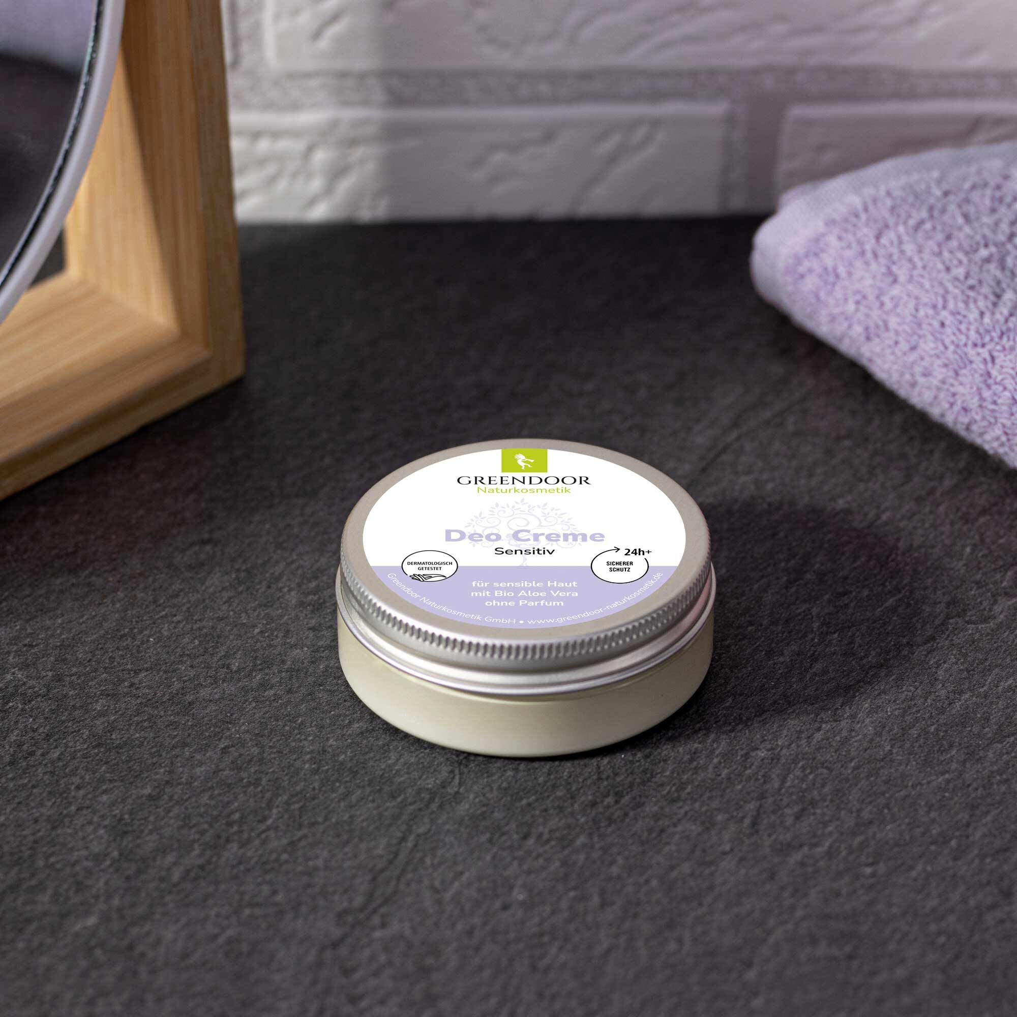 Greendoor Bio Deo Creme Sensitiv ohne Parfum Greendoor Bio Deo Creme Sensitiv im Badezimmer auf grauem Untergrund