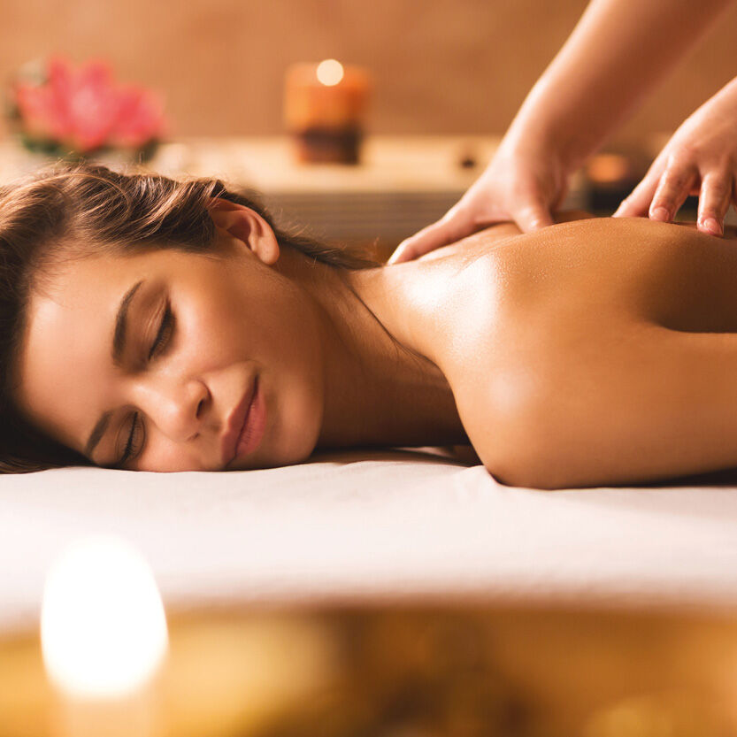 Blog_Bild16 Junge Frau auf Massageliege mit geschlossenen Augen und genießender Mimik