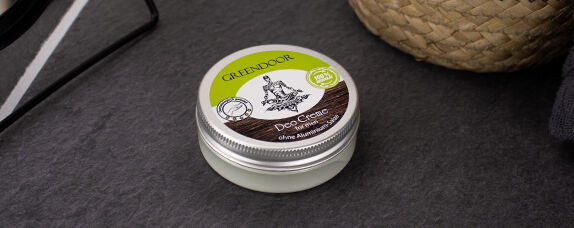 Dose Greendoor Deo Creme for men, geschlossen, steht auf dunklem Fliesenuntergrund