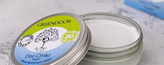 Greendoor Deo Creme Classic ohne Aluminium Offene Dose Greendoor Deo Creme Classic ohne Aluminium, auf einem Tisch platziert