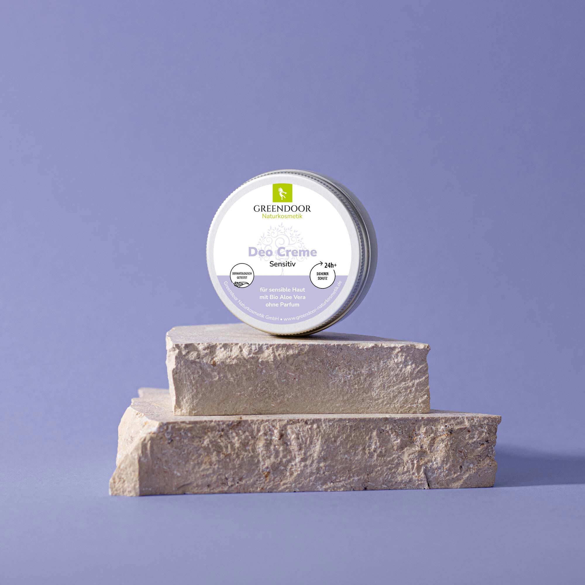 Greendoor Deo Creme Sensitiv auf Stein, ohne Parfum, mit Bio Aloe Vera Greendoor Deo Creme Sensitiv, plastikfrei, geeignet für sensible Haut, präsentiert auf Steinsockel