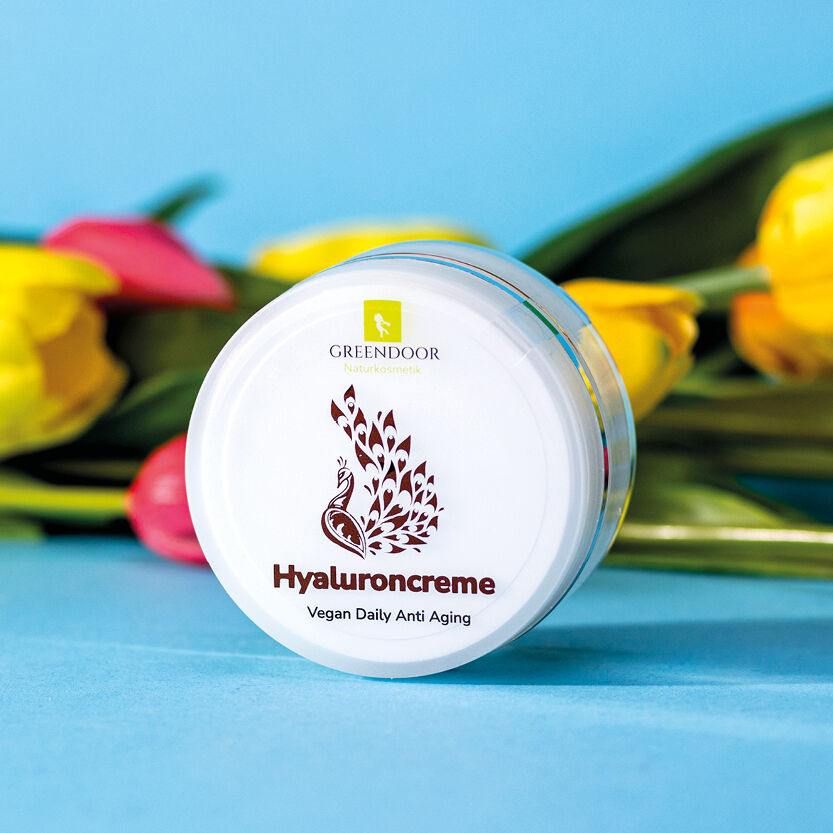 Bildmaterial_hyaluron_ Greendoor Hyaluroncreme vor einem liegenden Tulpenstrauß