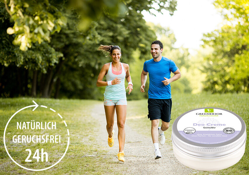 Fröhliches joggendes Paar mit einem Hinweis 24 Stunden natürlich geruchsfrei und einer abgelideten Packung Greendoor Deo Creme sensitiv