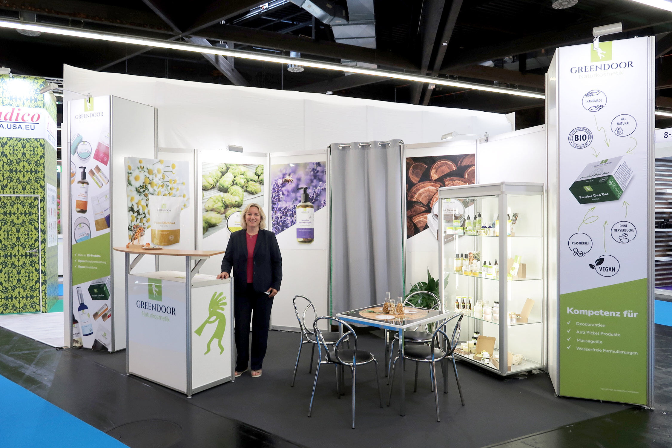Greendoor_Vivaness_Web Sabine Puchmayr vor einem Greendoor Messestand