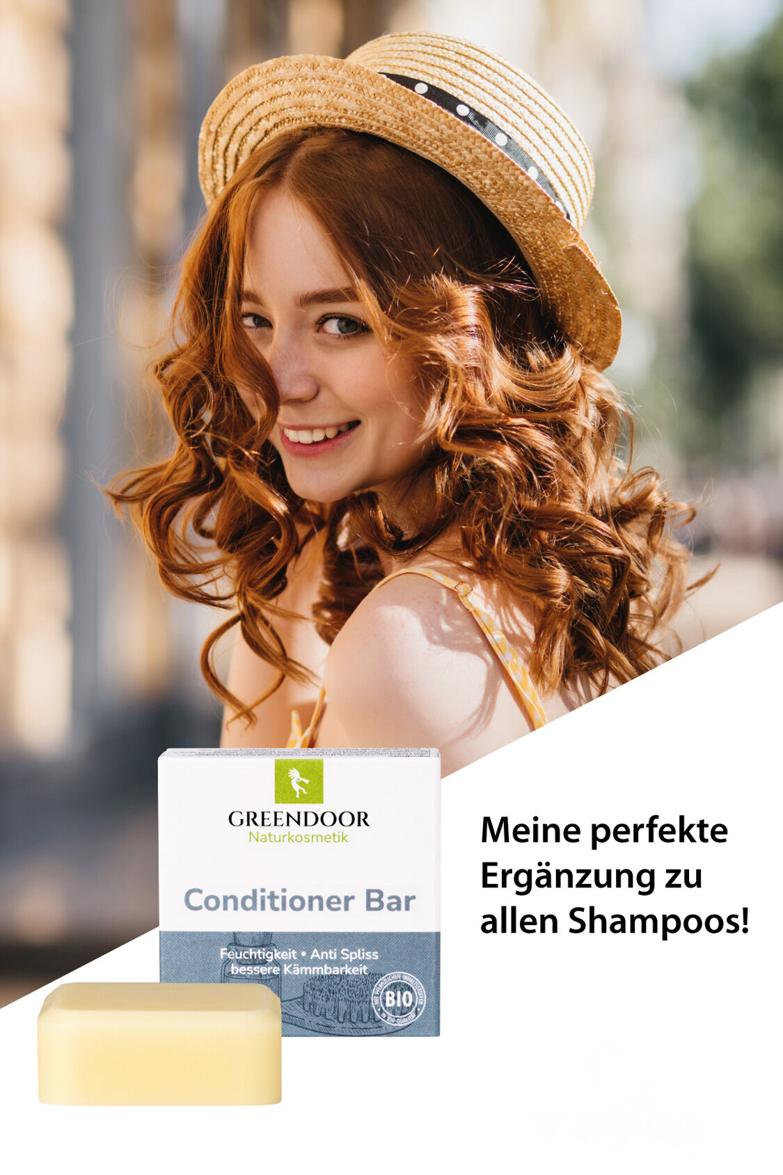 Plakat mit einer lachenden lockigen Frau mit Sommerhut und davor ein Greendoor Conditioner Bar mit dem Text Meine perfekte Ergänzung zu allen Shampoos