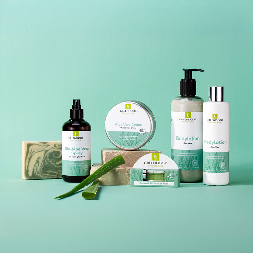 Bildmaterial_AloeVera_Produktgruppe Es sind verschiedene Greendoor Aloe Vera Produkte zu sehen: Aloe Vera Spray, Aloe Vera Creme, Aloe Vera Roll On und Aloe Vera Bodylotion in zwei Flaschengrößen
